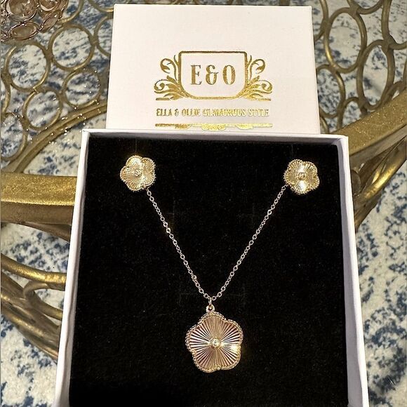 18 K GOLD PLATING LUCKY CLOVER EARRINGS AND NECKLACE SET WITH ACCENT DIAMOND - Picture 2 of 5